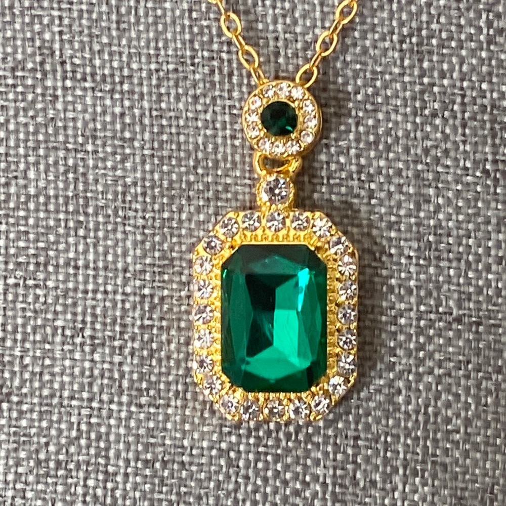 5/$10❤️❤️❤️NEW Faux Emerald & Rhinestoned Pendant Necklace